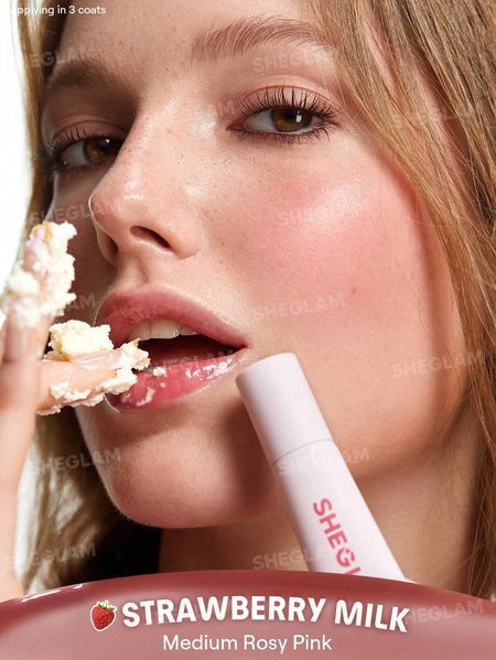 Зволожуючий блиск для губ Crystal Glaze відтінку Strawberry Milk з помпоном 10066 фото